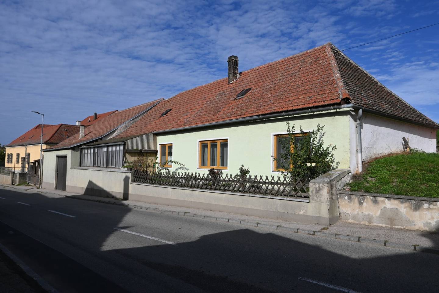 Großzügiges Wohnen an der Retzer Stadtgrenze mit flexiblem Raumangebot, Weinkeller & Nebenräumen