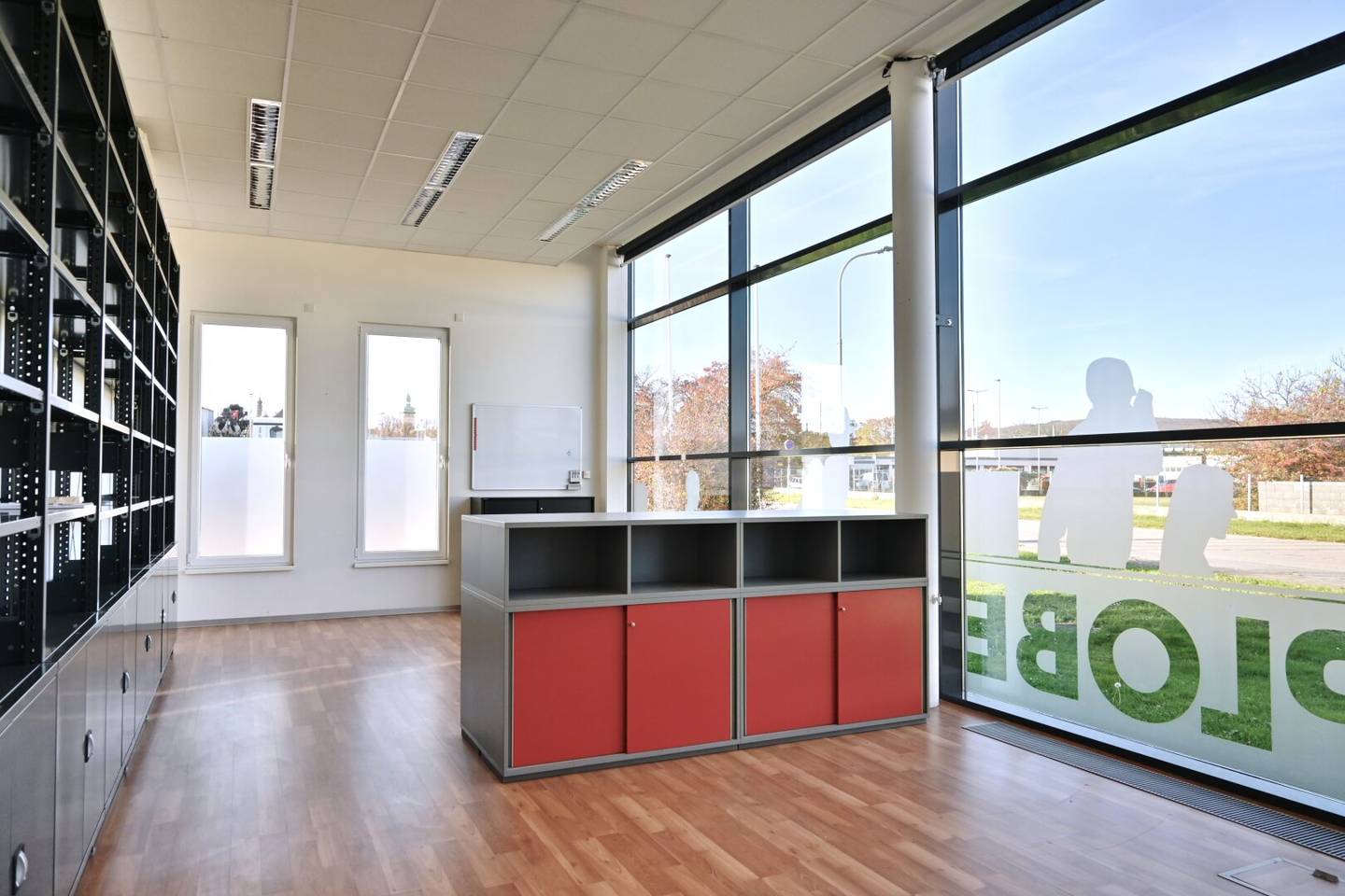 Modernes Gewerbeareal, über 5.000m² Büro- & Lagerhallenfläche - Retz