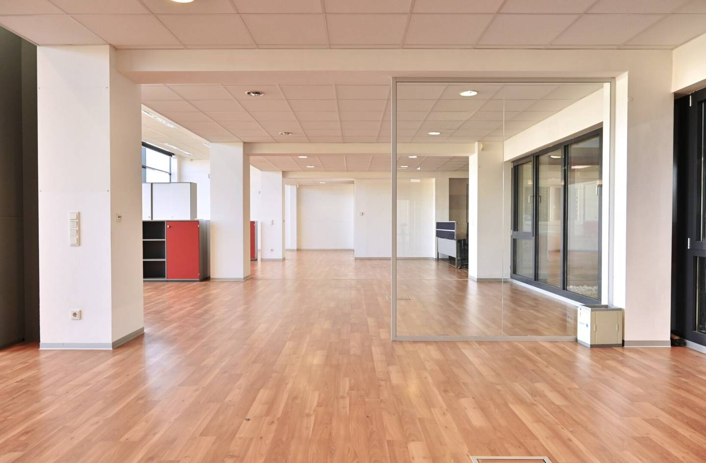 Modernes Gewerbeareal, über 5.000m² Büro- & Lagerhallenfläche - Retz
