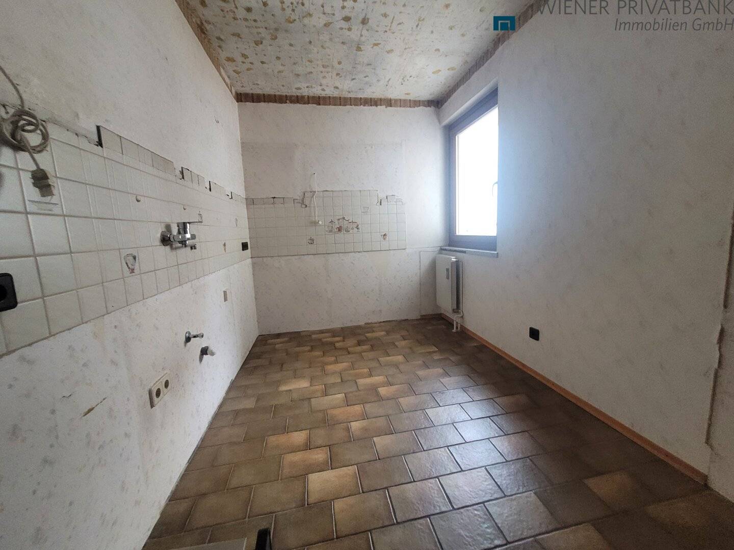 RUHIGE 3 ZIMMER INNENHOF-WOHNUNG MIT LOGGIA (3.OG) IN UNMITTELBARER U-BAHN NÄHE