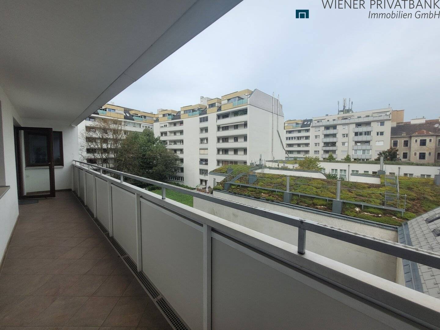 RUHIGE 3 ZIMMER INNENHOF-WOHNUNG MIT LOGGIA (3.OG) IN UNMITTELBARER U-BAHN NÄHE