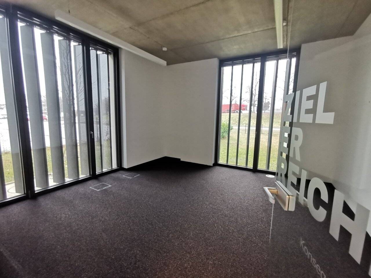 * * Topmoderne Büroräumlichkeiten mit Parkplätzen Nähe Seiersberg! * *