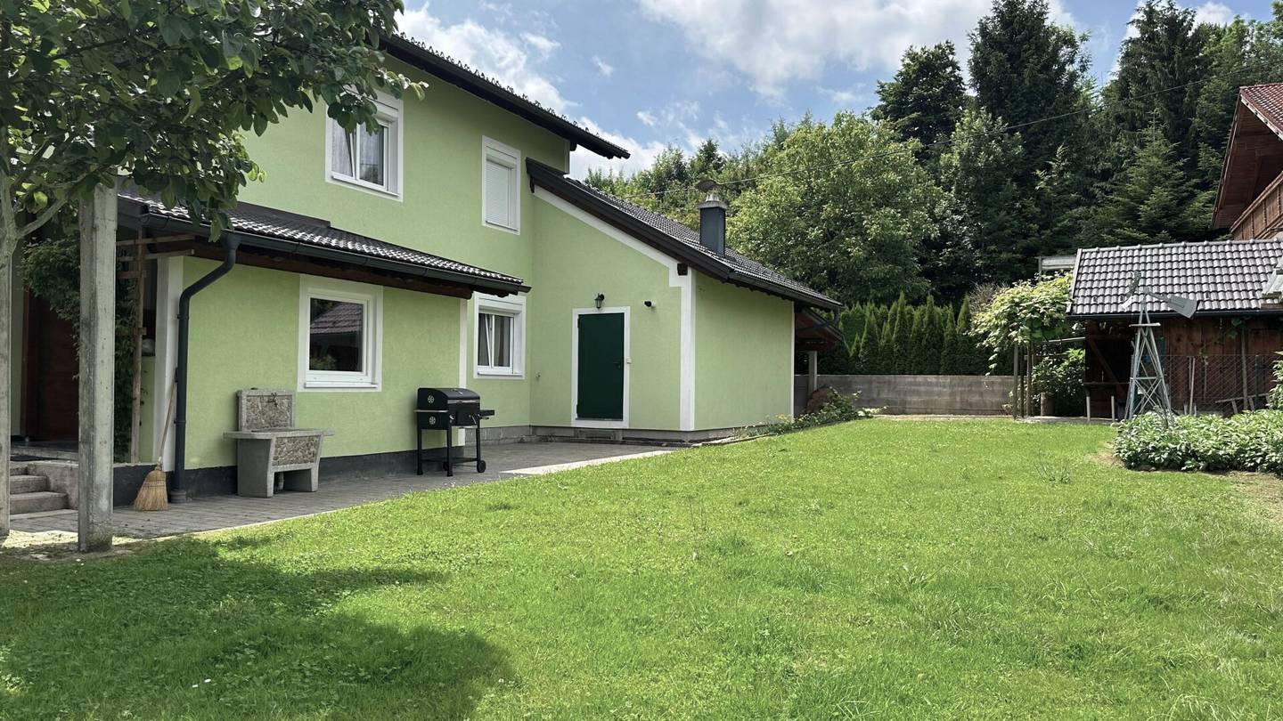 Modernes Haus mit zwei Wohneinheiten und großzügigem Außenbereich