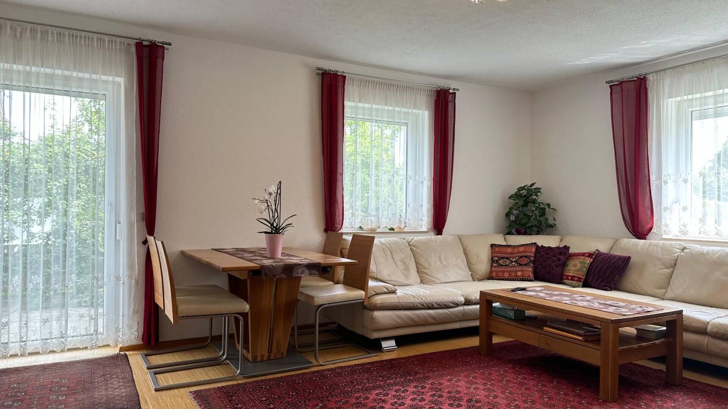 Modernes Haus mit zwei Wohneinheiten und großzügigem Außenbereich