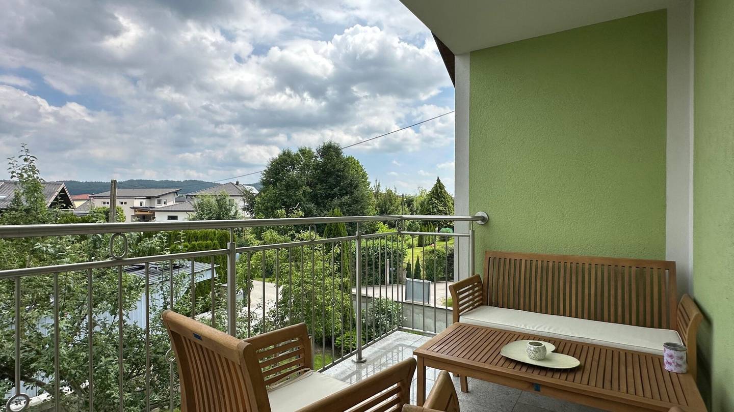 Modernes Haus mit zwei Wohneinheiten und großzügigem Außenbereich