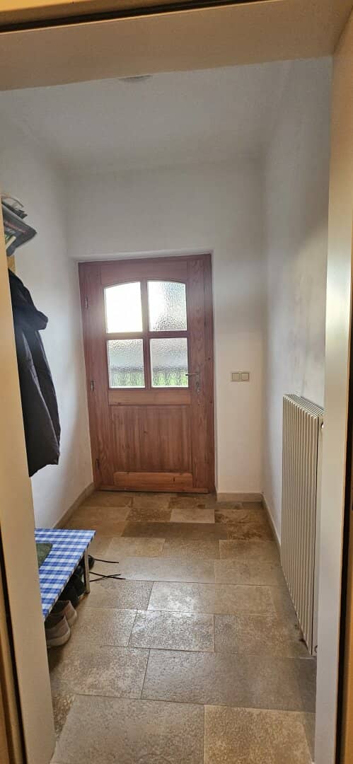 * * Anlegerwohnung mit großem Balkon, Garten und eigenem Carportplatz nahe Ortszentrum! * *