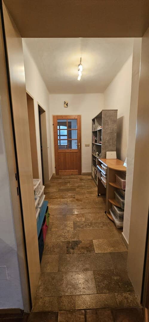 * * Anlegerwohnung mit großem Balkon, Garten und eigenem Carportplatz nahe Ortszentrum! * *