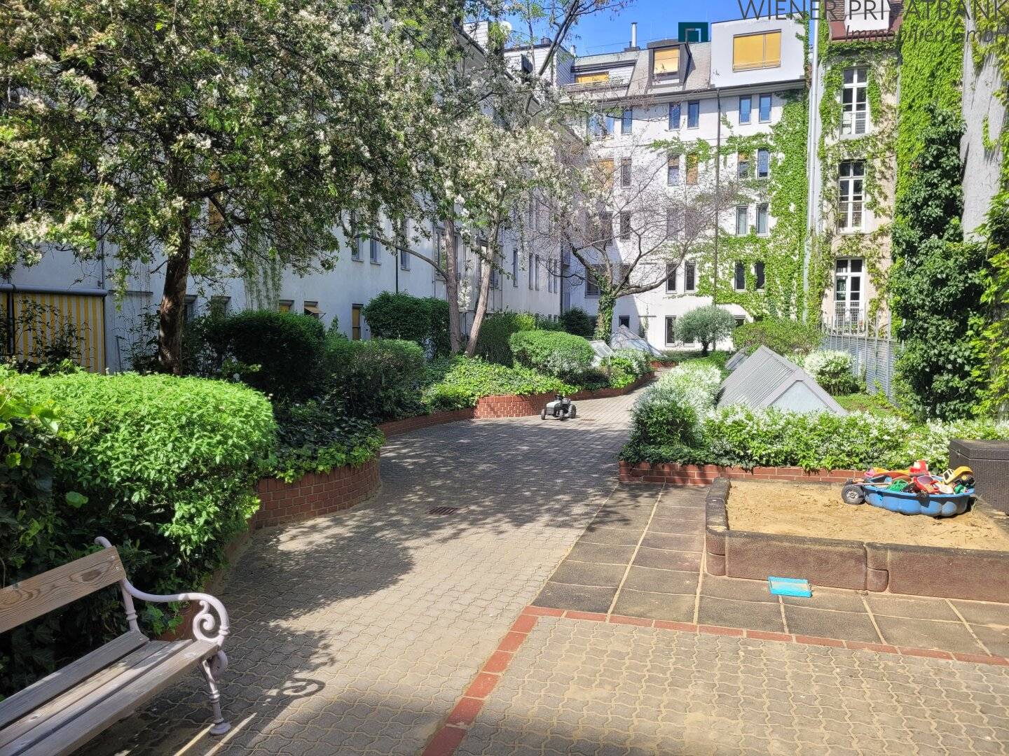 Quiet 1 room courtyard apartment on the 1st floor near the subway