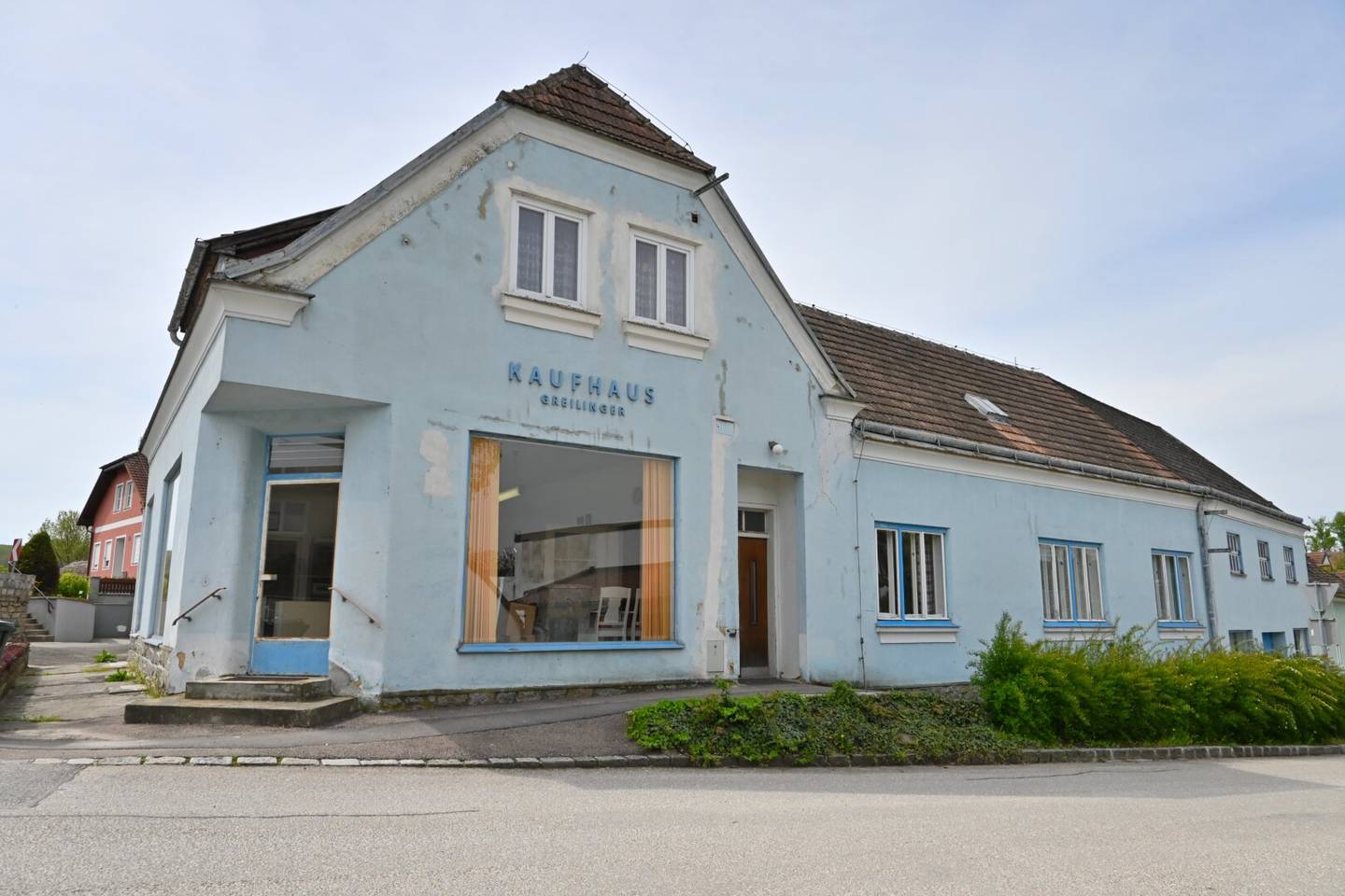 Mehr Raum für Ihre Ideen - Wohnhaus mit Geschäftsflächen & Nebengebäude in Platt (Retzer Land)