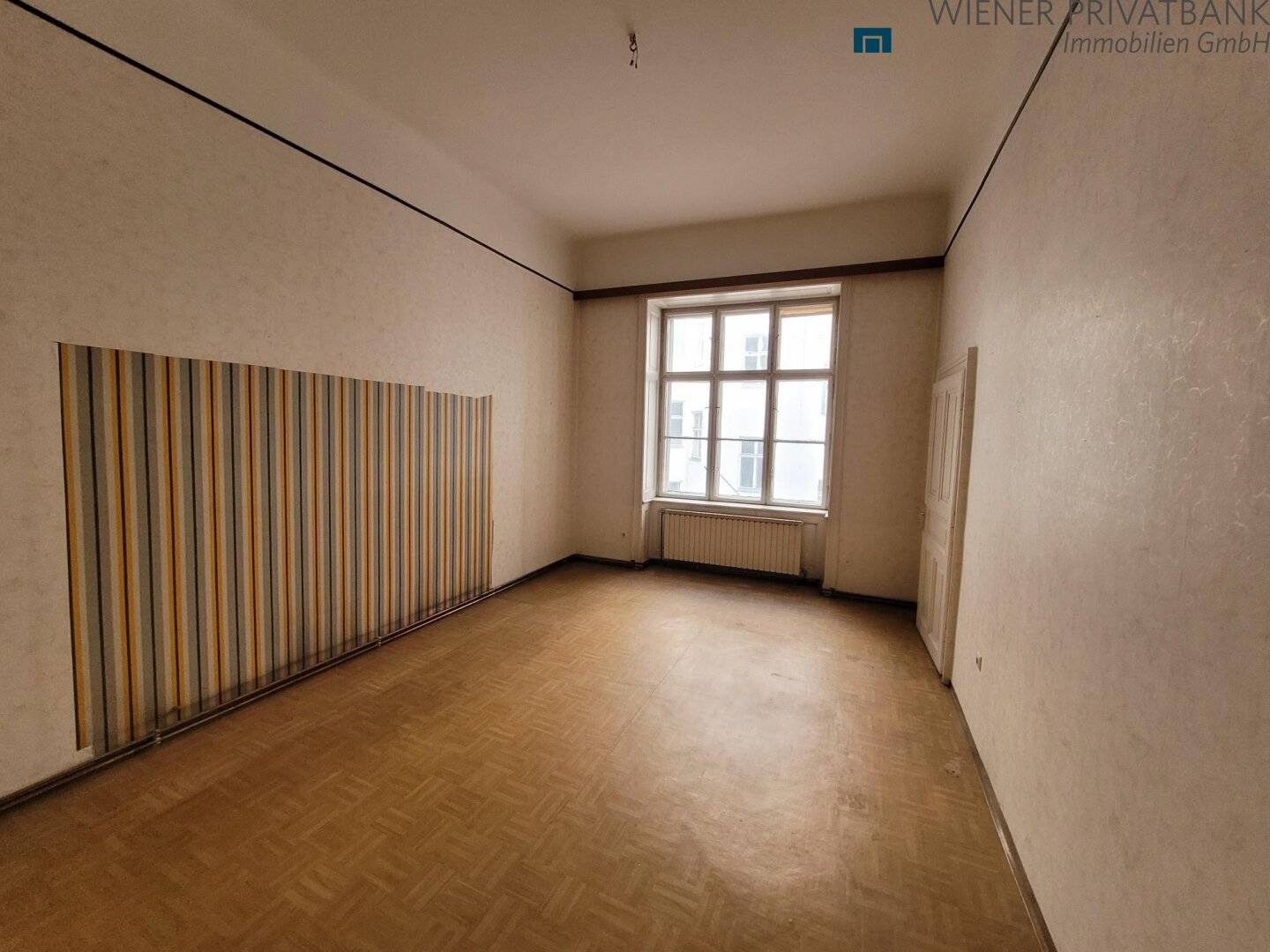 SANIERUNGSBEDÜRFTIGE 3 ZIMMER WOHNUNG IN EINEM CHARMANTEN ALTBAU