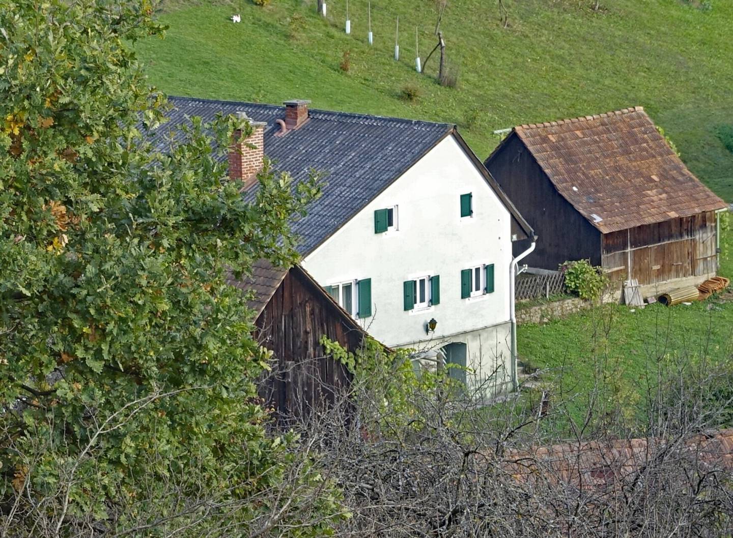 Einfamilienhaus mit Nebengebäuden in ruhiger Sackgassenlage in begehrter Lage am Fuße des Gedersbergs!