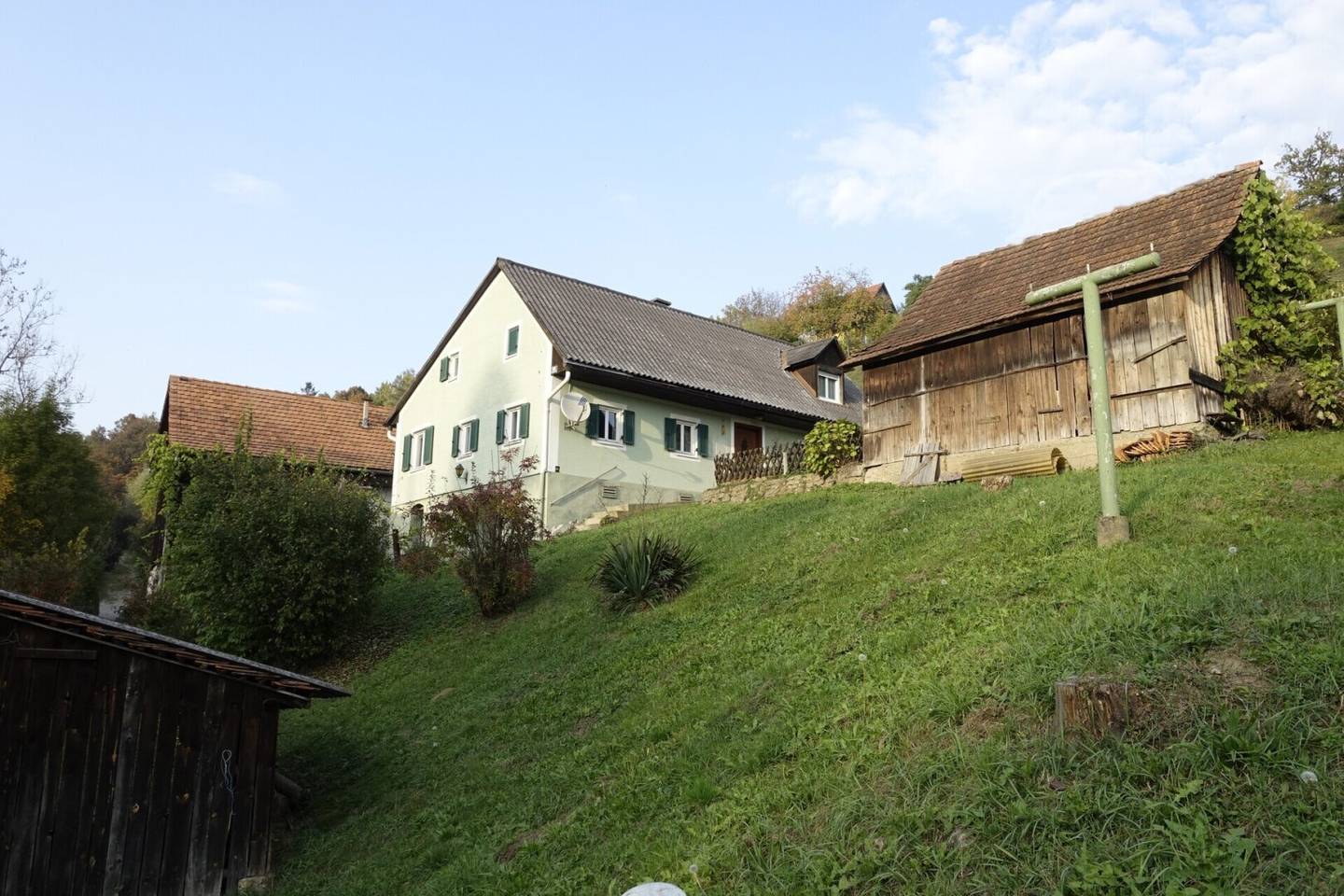 Einfamilienhaus mit Nebengebäuden in ruhiger Sackgassenlage in begehrter Lage am Fuße des Gedersbergs!