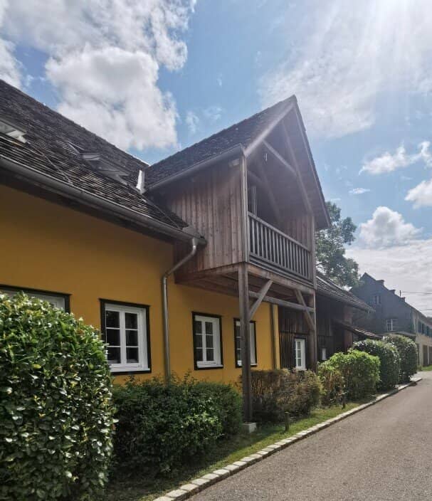 * * Sonnige 3-Zimmer-Wohnung mit großem Balkon und eigenem Carportplatz in idyllischer Lage! * *