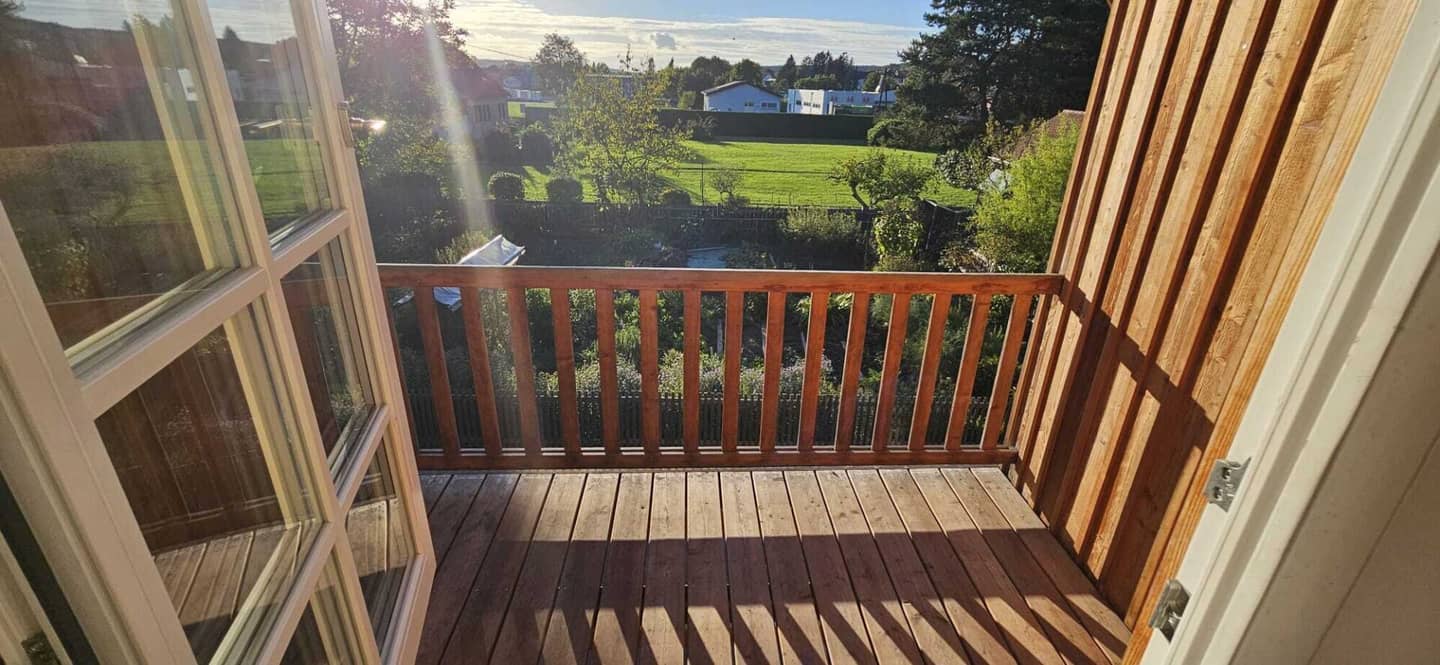 * * Sonnige 3-Zimmer-Wohnung mit großem Balkon und eigenem Carportplatz in idyllischer Lage! * *