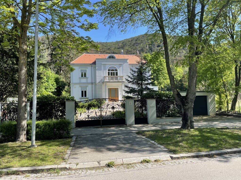 Zeitlose Eleganz trifft moderne Technik - Erstbezug Traumvilla mit Pool und Gartenidylle
