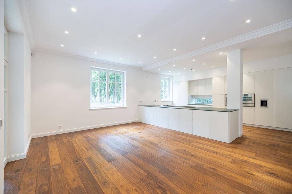 Zeitlose Eleganz trifft moderne Technik - Erstbezug Traumvilla mit Pool und Gartenidylle