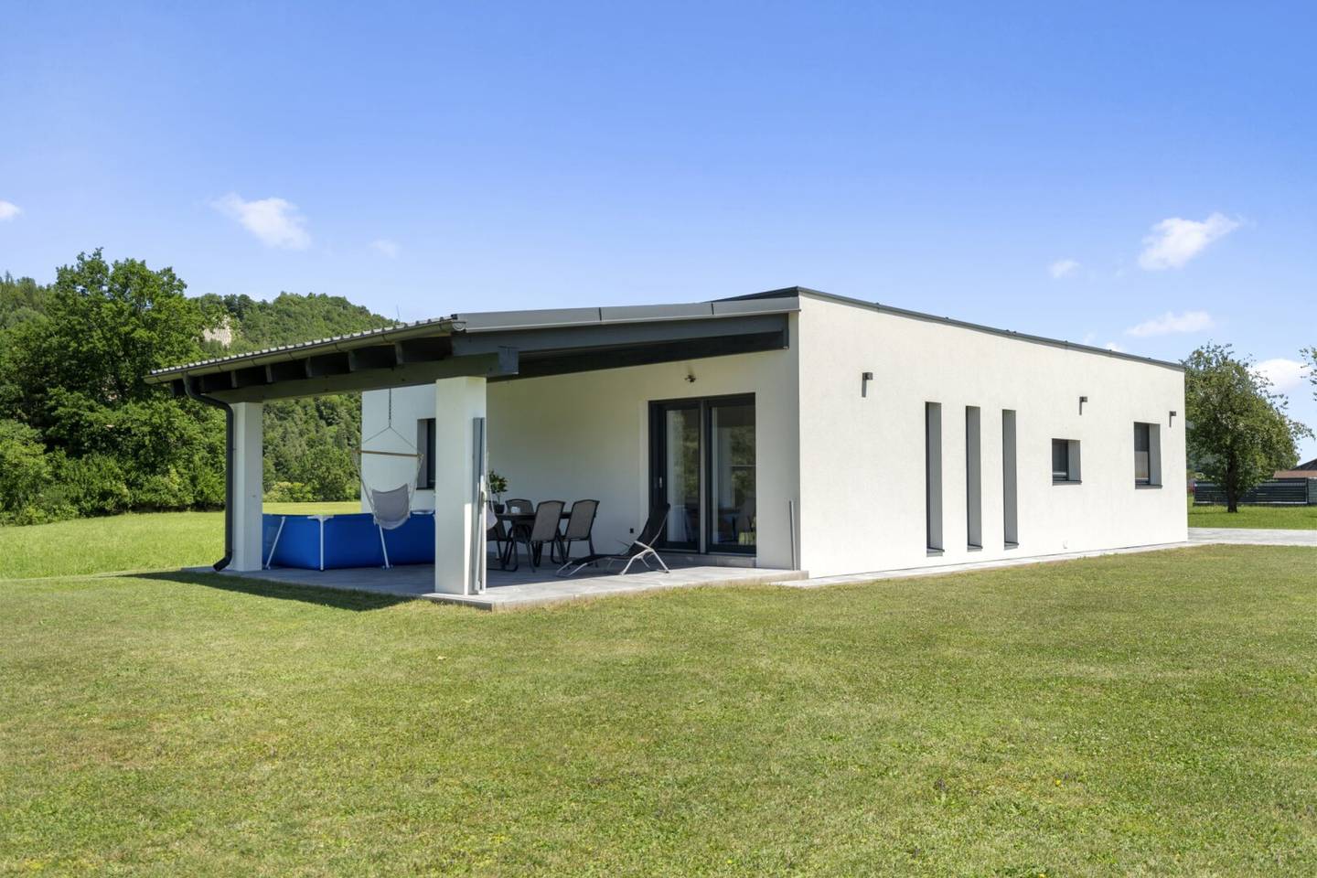 Moderner Bungalow in idyllischer Grünruhelage - mit zusätzlichem Bestandsgebäude und vielseitigem Potenzial