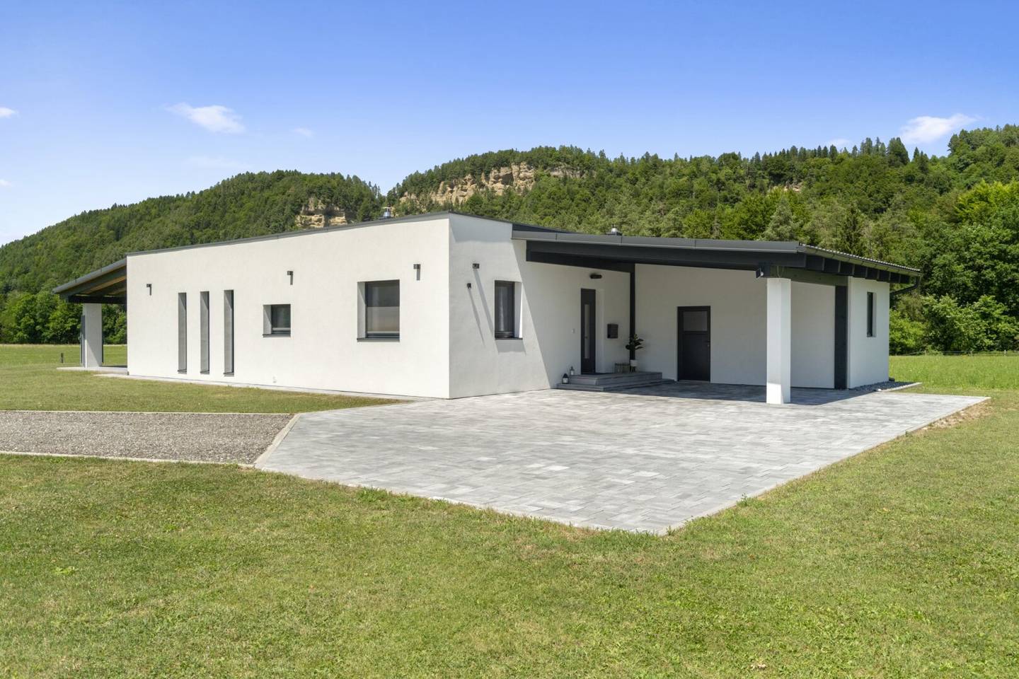 Moderner Bungalow in idyllischer Grünruhelage - mit zusätzlichem Bestandsgebäude und vielseitigem Potenzial