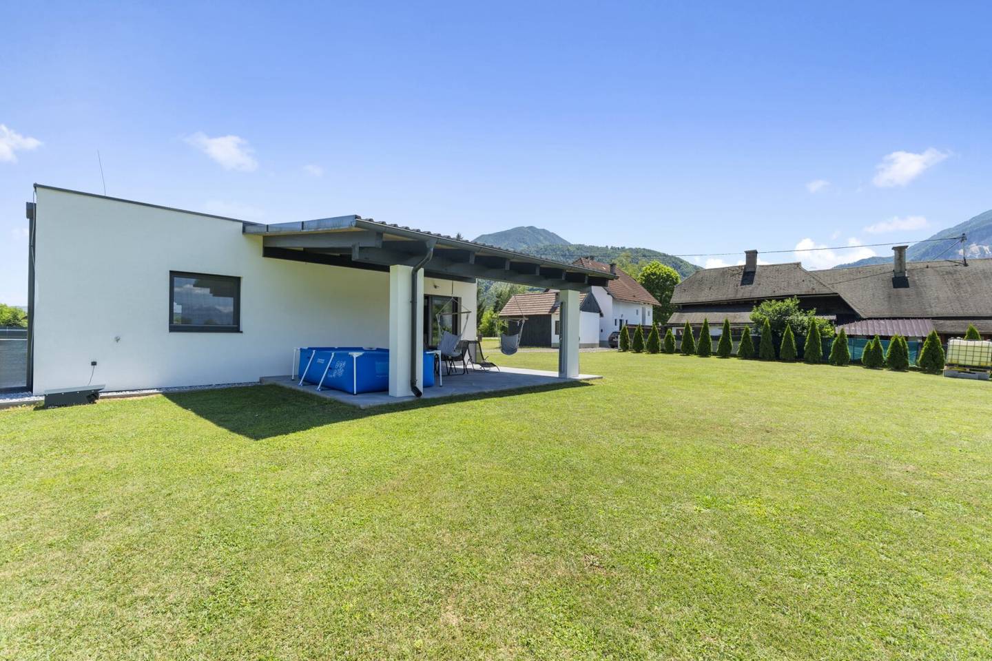 Moderner Bungalow in idyllischer Grünruhelage - mit zusätzlichem Bestandsgebäude und vielseitigem Potenzial