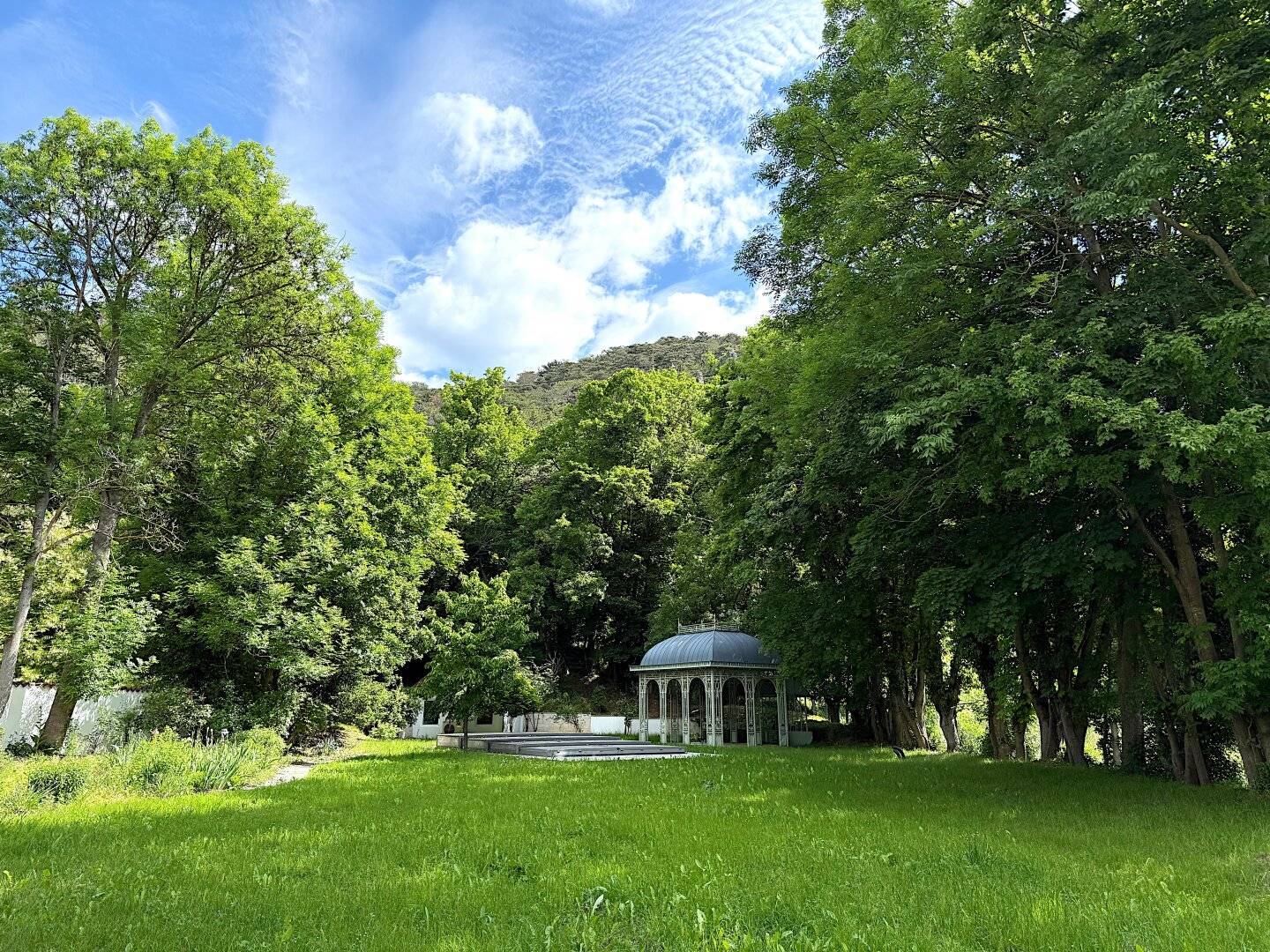 Zeitlose Eleganz trifft moderne Technik - Erstbezug Traumvilla mit Pool und Gartenidylle