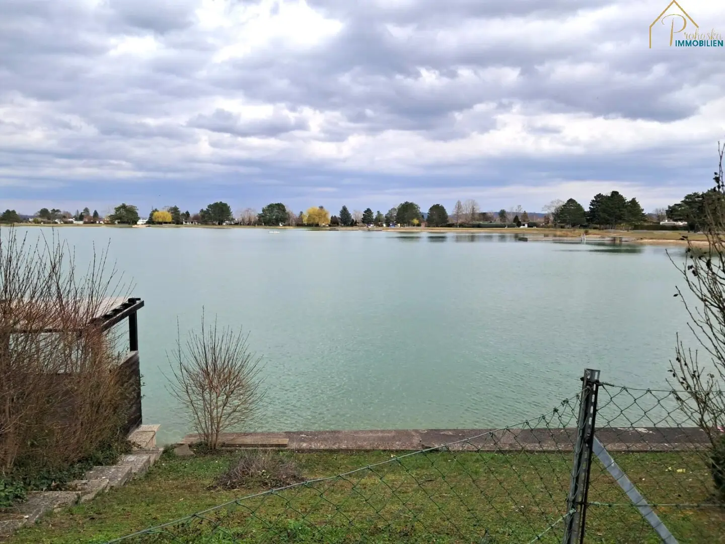 BUNGALOW AM SEE IN DIREKTER 1.REIHE - UFERPARZELLE