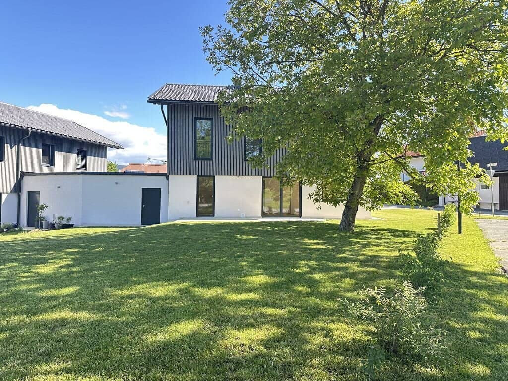 DOPPELHAUSHÄLFTE MIT GARTEN IN IDYLLISCHER RUHELAGE