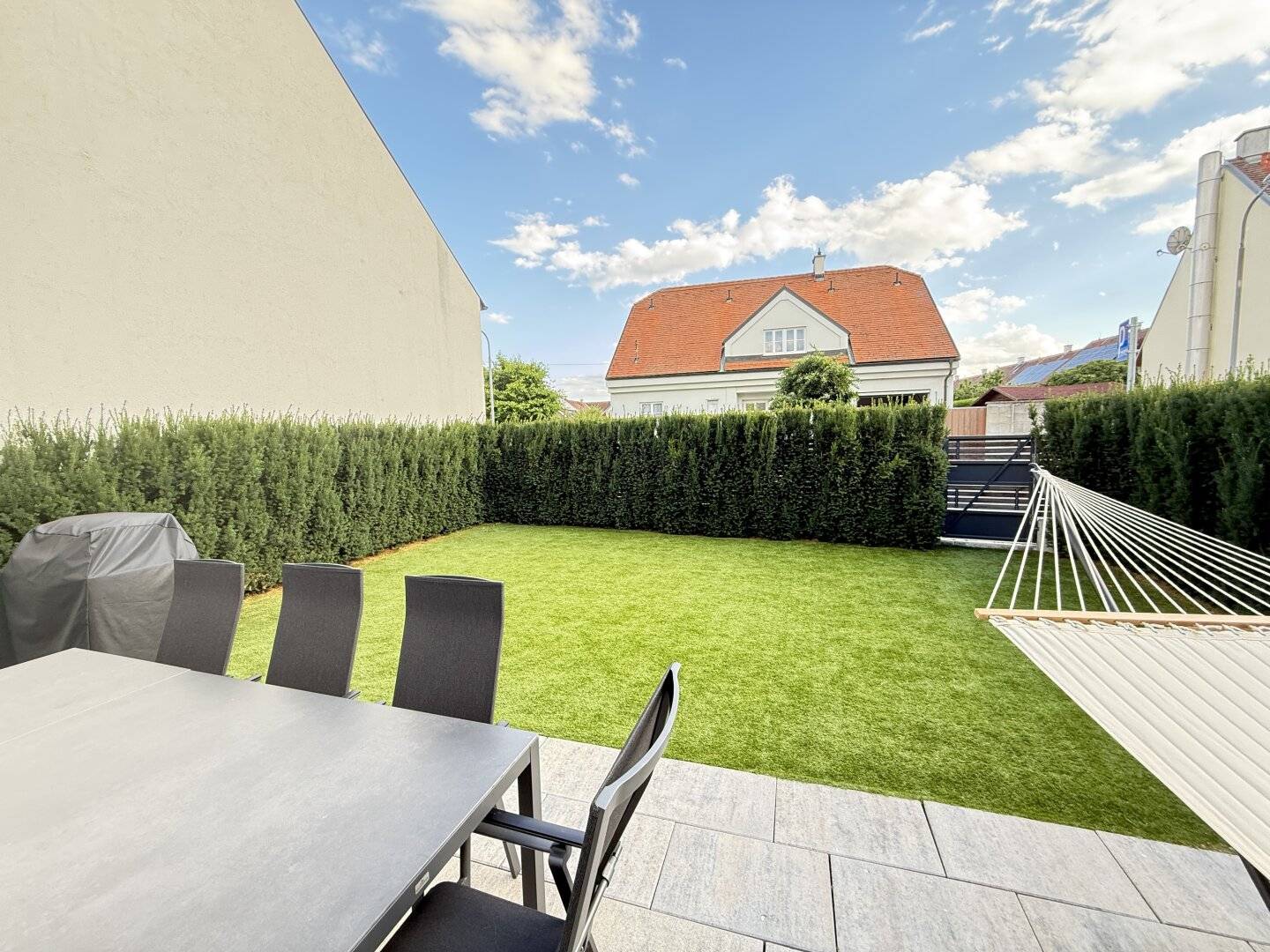 Neuwertige Doppelhaushälfte mit Tiefgaragenplatz in begehrter Ruhelage von Stammersdorf