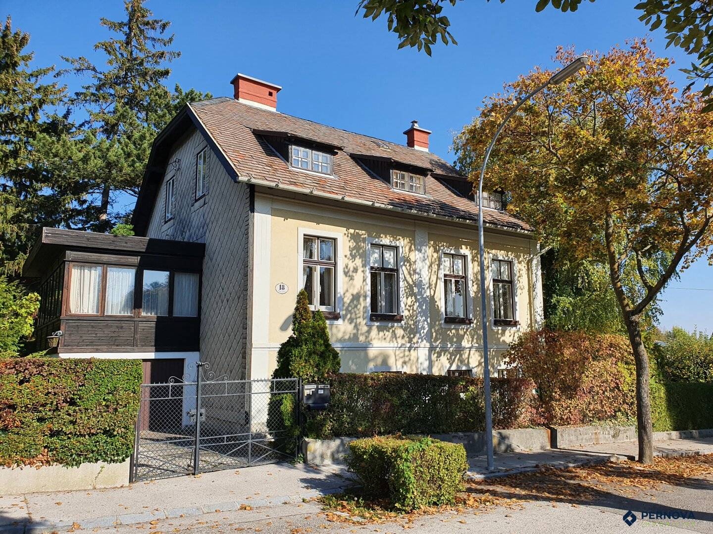 Charme und Potential: Jahrhundertwendevilla mit großzügigem Garten im ruhigen Wohnviertel von Baden