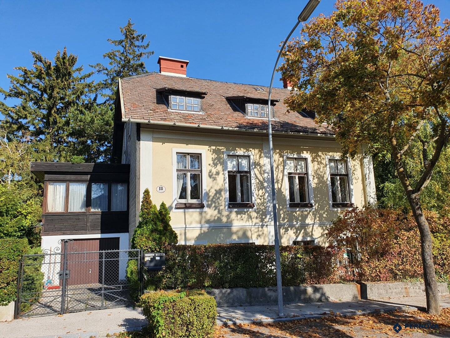 Charme und Potential: Jahrhundertwendevilla mit großzügigem Garten im ruhigen Wohnviertel von Baden