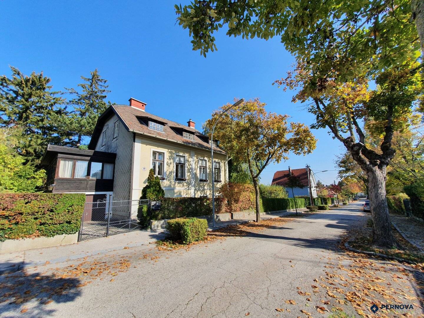 Charme und Potential: Jahrhundertwendevilla mit großzügigem Garten im ruhigen Wohnviertel von Baden