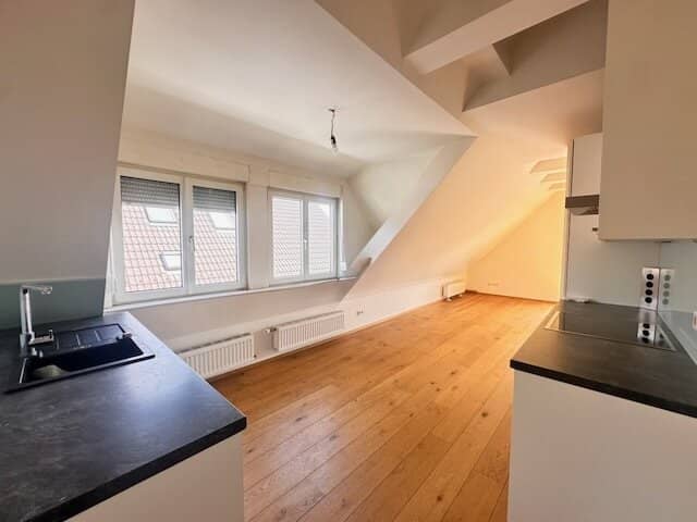 Charmante 2-Zi-DG-Wohnung mit Terrasse & Garten in 1140 Wien inklusive Heizung und Warmwasserakonto