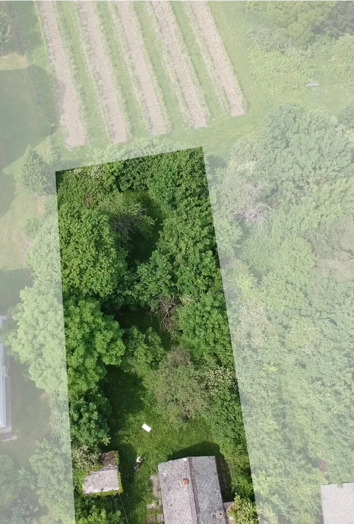 CHARMANTES GRUNDSTÜCK MIT ALTBESTAND AM FUSSE DER WEINBERGE