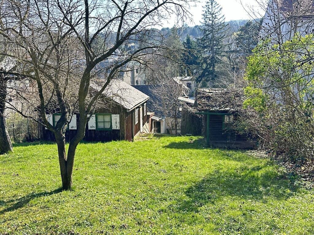 CHARMANTES GRUNDSTÜCK MIT ALTBESTAND AM FUSSE DER WEINBERGE