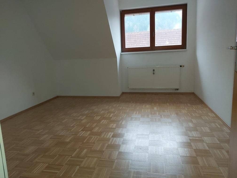 Zentrale 2-Zimmer-Wohnung mit Küchenblock im 2. Obergeschoß (Dachgeschoß) am Hauptplatz in Kapfenberg zu mieten !