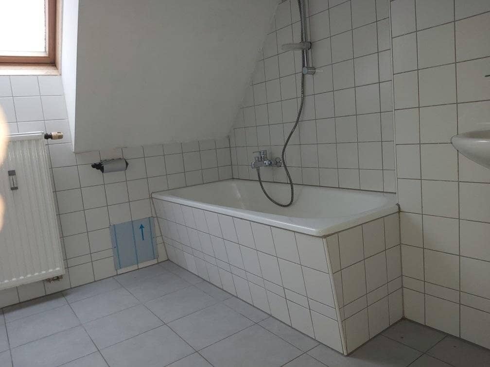Zentrale 2-Zimmer-Wohnung mit Küchenblock im 2. Obergeschoß (Dachgeschoß) am Hauptplatz in Kapfenberg zu mieten !