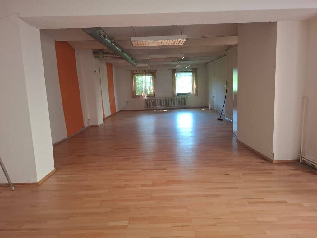 Großes, renovierungsbedürftiges Geschäftslokal mit Toilette im Zentrum von Bruck/Mur zu kaufen !