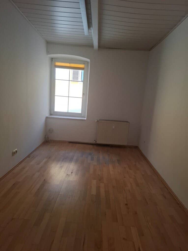 Renovierungsbedürftige 2-Zimmer-Wohnung mit Küchenblock im 1. Obergeschoß im Zentrum von Bruck/Mur zu kaufen !