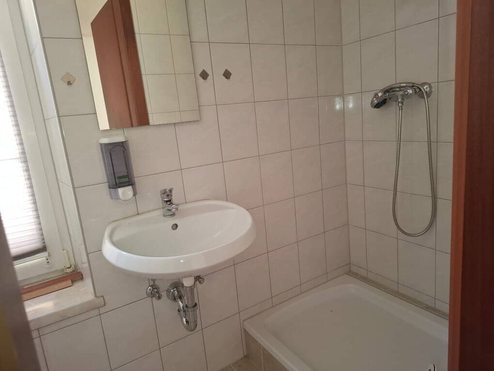 Renovierungsbedürftige 2-Zimmer-Wohnung mit Küchenblock im 1. Obergeschoß im Zentrum von Bruck/Mur zu kaufen !