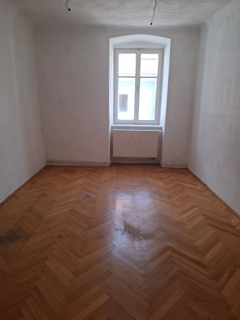 Zentrale, renovierungsbedürftige Kleinwohnung im 1. Obergeschoß eines Wohn-Geschäftshauses in Bruck/Mur zu kaufen !
