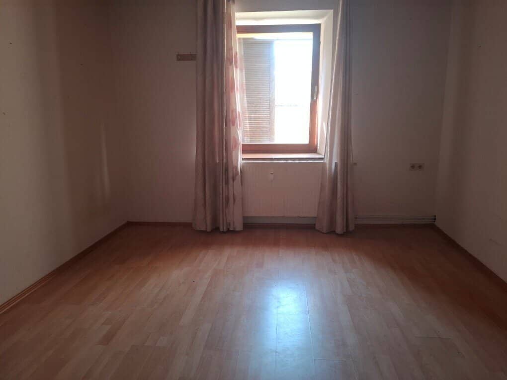 Zentrale, renovierungsbedürftige Kleinwohnung im 1. Obergeschoß eines Wohn-Geschäftshauses in Bruck/Mur zu kaufen !