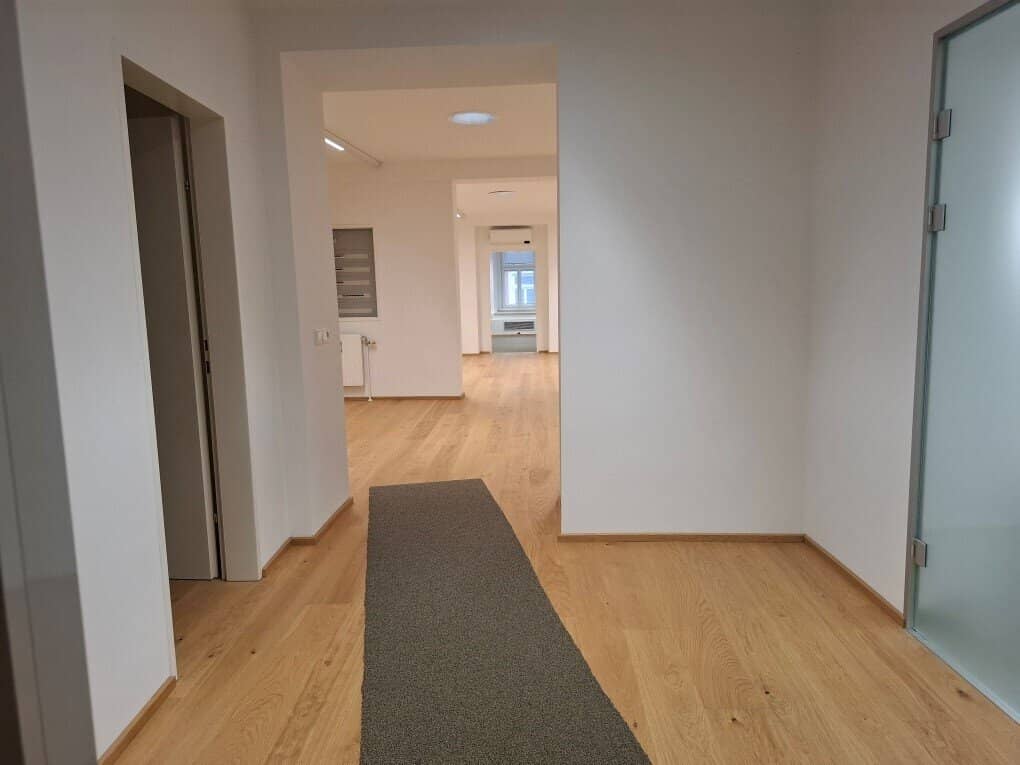 Renovierte Büroräume oder Praxisräume im 1. Obergeschoß im Zentrum von Bruck/Mur zu mieten !