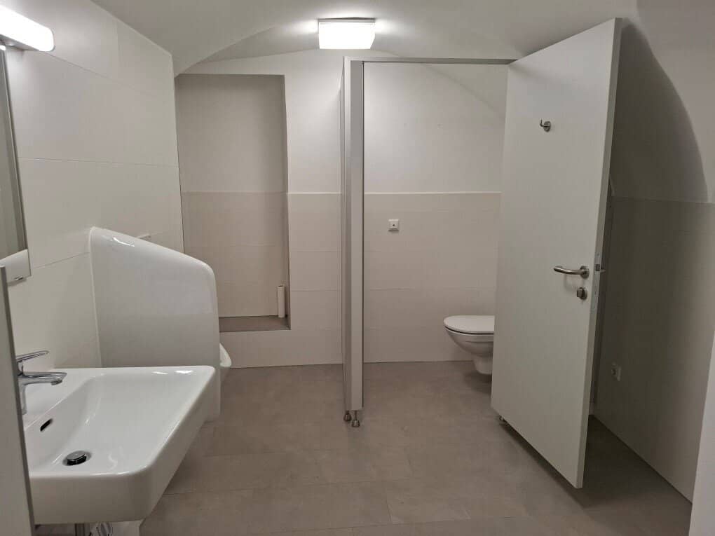 Renovierte Büroräume oder Praxisräume im 1. Obergeschoß im Zentrum von Bruck/Mur zu mieten !