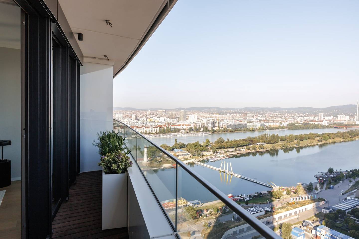 Möbliertes Skyline Apartment - Balkon, Donaublick und Wellness