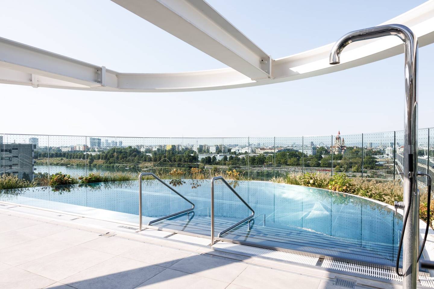 Möbliertes Skyline Apartment - Balkon, Donaublick und Wellness
