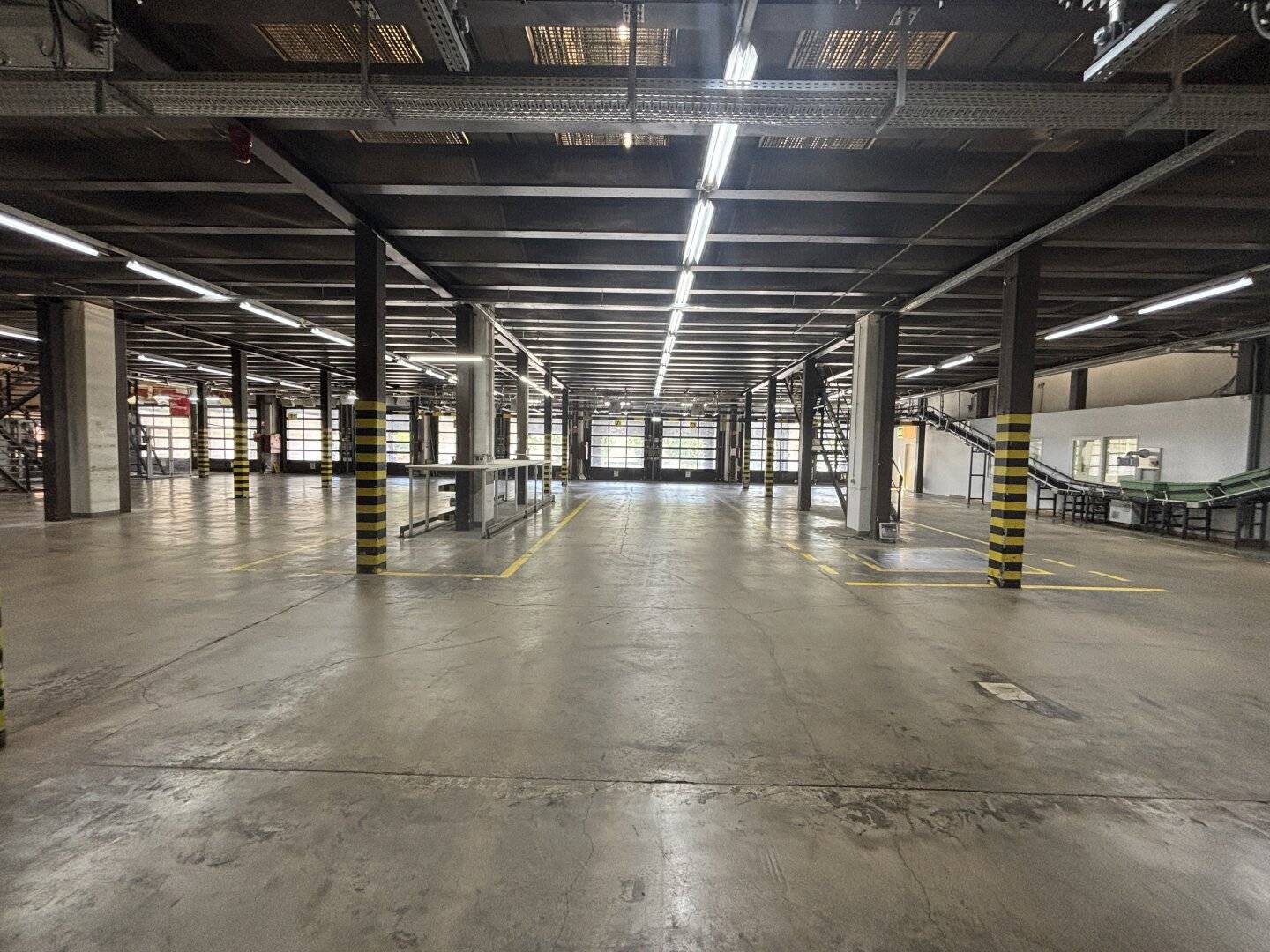 Industrie- & Produktionshalle | beheizt | 10 LKW-Rampen | mit Büro