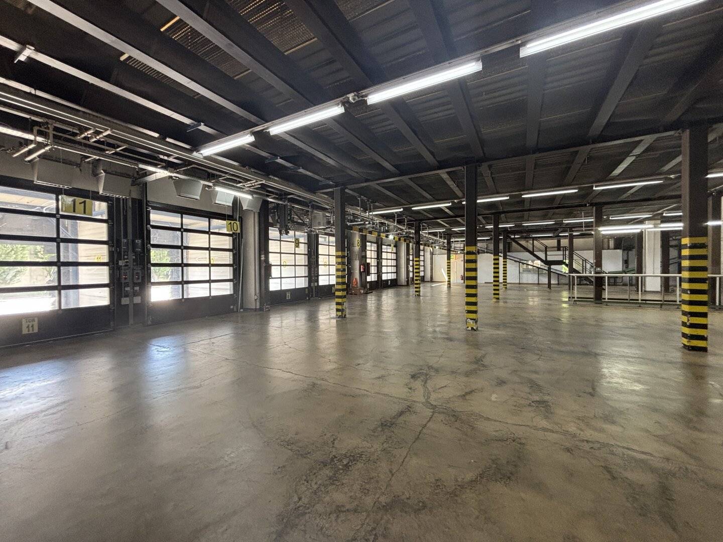 Industrie- & Produktionshalle | beheizt | 10 LKW-Rampen | mit Büro