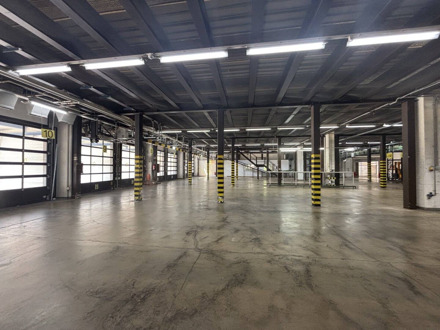 Industrie- & Produktionshalle | beheizt | 10 LKW-Rampen | mit Büro