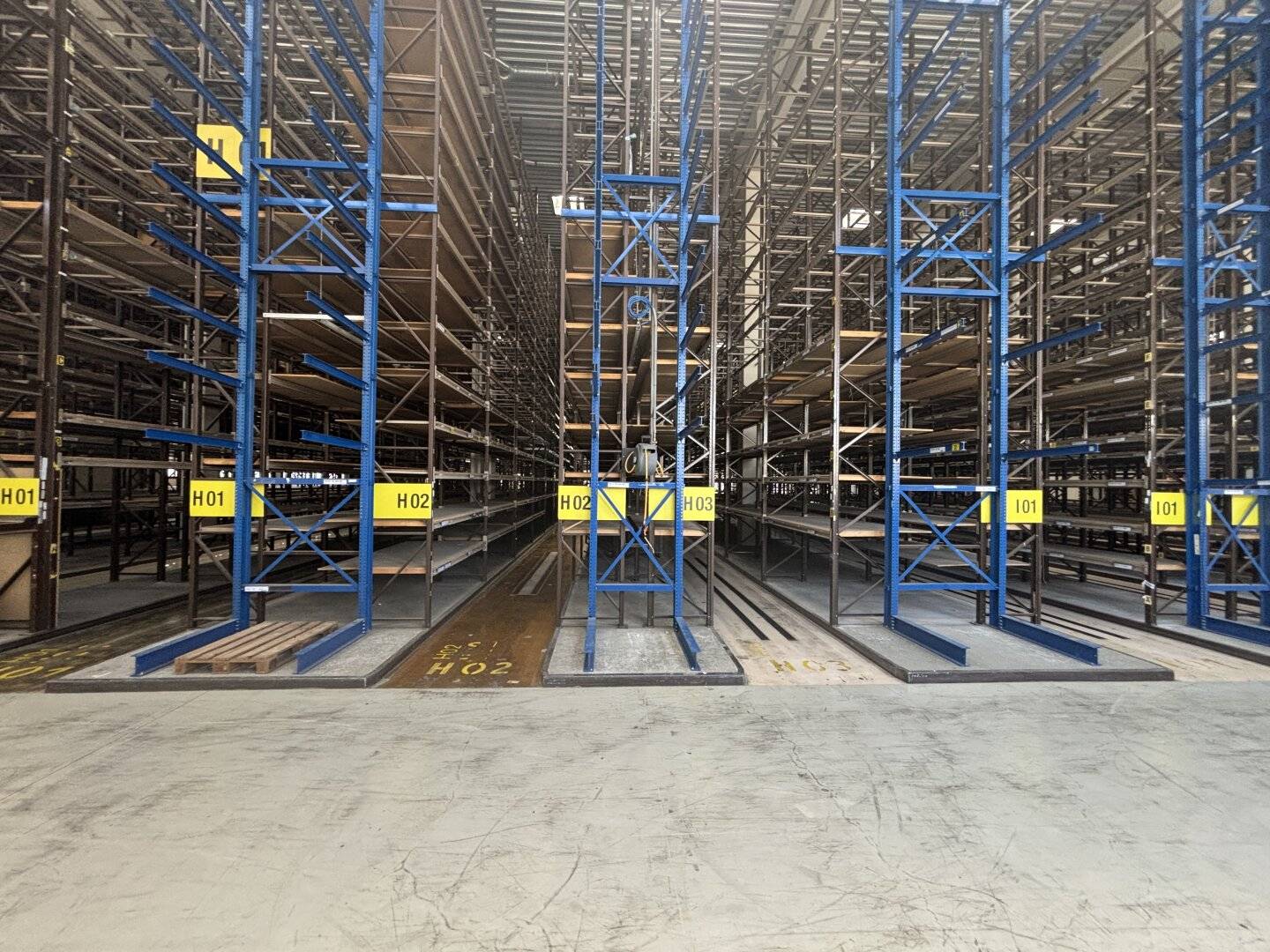 Modernes Hochregallager (12 m) mit Fördertechnik & Top-Infrastruktur