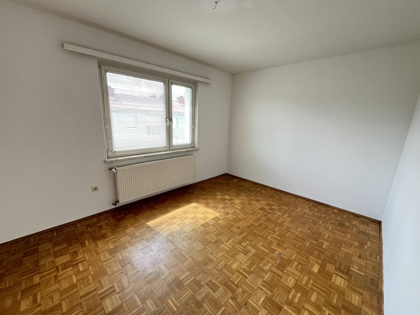 ++ Sehr gut aufgeteilte 4-Zimmer Wohnung mit Balkon und Kellerabteil ++