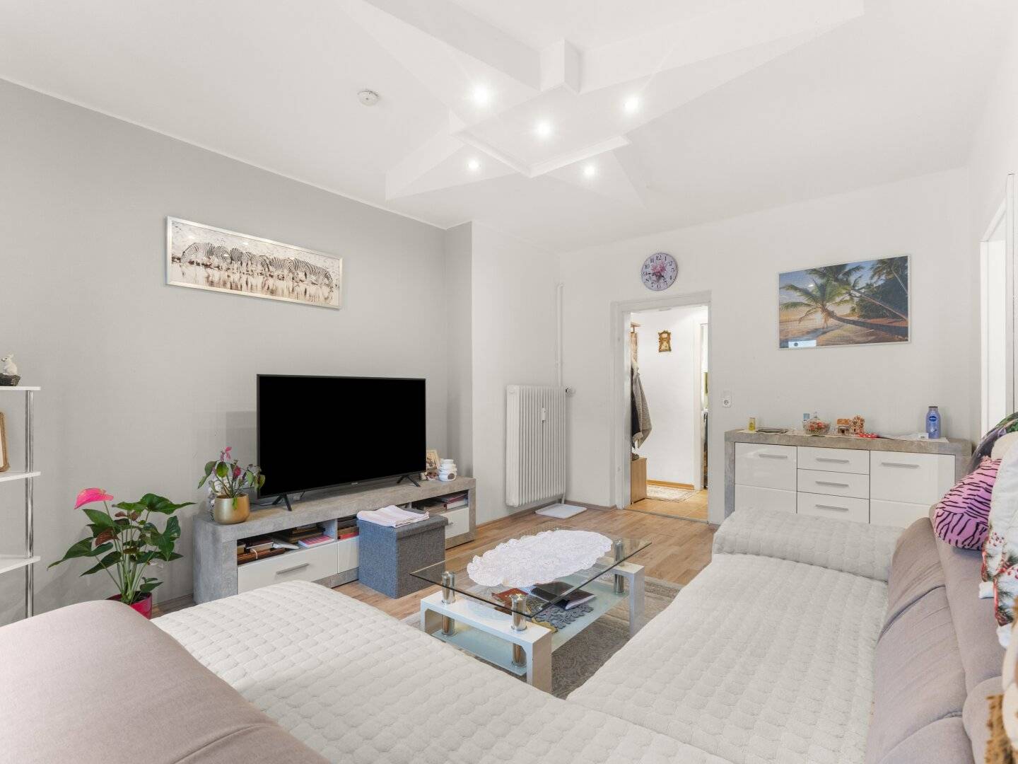 moderne 4-Zimmer Wohnung mit Balkon - WG geeignet